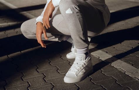 Weiße Sneaker stylen: Komfort und Stil 